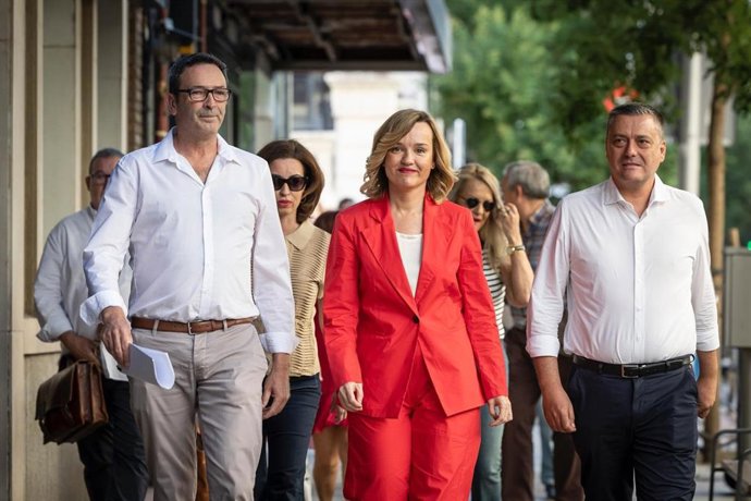 La secretaria general del PSOE Aragón, PIlar Alegría, flanqueada por los secretarios provinciales de Teruel, Rafael Guía, y de Huesca, Fernando Sabés. Por detrás, la secretaria del PSOE Zaragoza, Teresa Ladrero a su llegada al Comité Federal del PSOE.