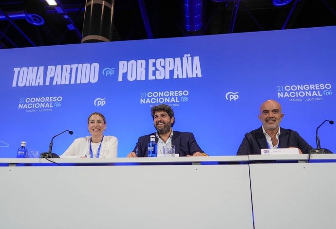 La presidenta del PP d'Extremadura, María Guardiola, amb el president de Múrcia, Fernando López Miras, i el portaveu del PP a l'Ajuntament de Barcelona, Daniel Sirera