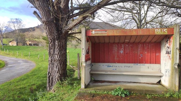 Archivo - Parada de un autobús en entorno rural, despoblación, reto demográfico, transporte escolar