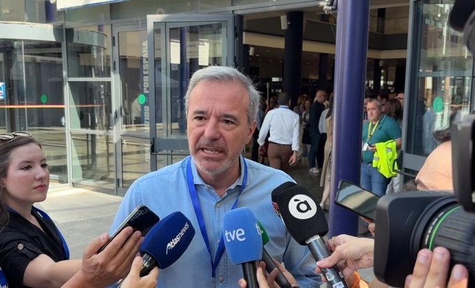 O Presidente do Governo de Aragão e Presidente do PP Aragão, Jorge Azcón, atende à mídia antes de participar do Congresso Nacional do PP em Madri.