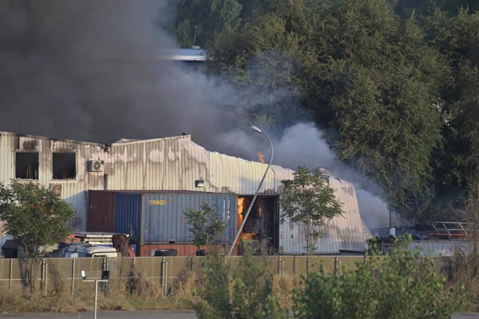 Incendio en una empresa de baterías de litio y de pilas, a 4 de junio de 2025, en Azuqueca de Henares, Guadalajara, Castilla-La Mancha (España). Un incendio declarado sobre las 19.00 horas de hoy en una empresa de baterías de litio y de pilas situado en e