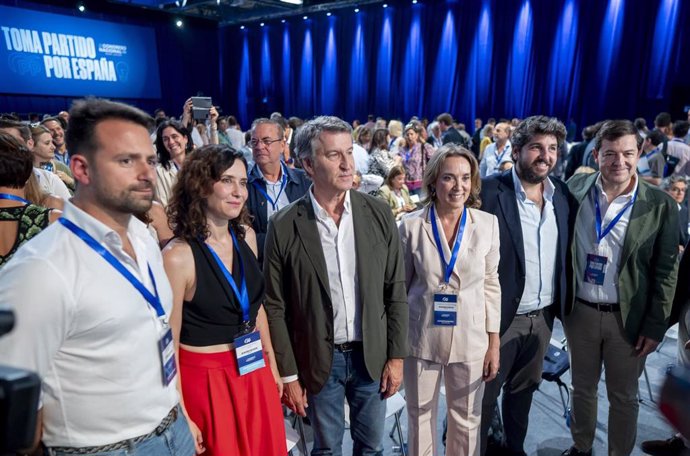 (I-D) El presidente del PP de Asturias, Álvaro Queipo, la presidenta de la Comunidad de Madrid, Isabel Díaz Ayuso, el presidente del PP, Alberto Núñez Feijóo, la diputada del PP y exsecretaria general del PP, Cuca Gamarra, el presidente de la Región de Mu