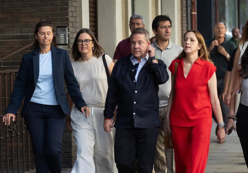 El presidente de Castilla-La Mancha, Emiliano García-Page (c), a su llegada a la reunión del Comité Federal del PSOE, en la sede federal del partido, a 5 de julio de 2025, en Madrid (España).