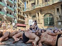 Animalistas rechazan los encierros y las corridas de toros en San Fermín y defienden que "la tauromaquia es pecado"