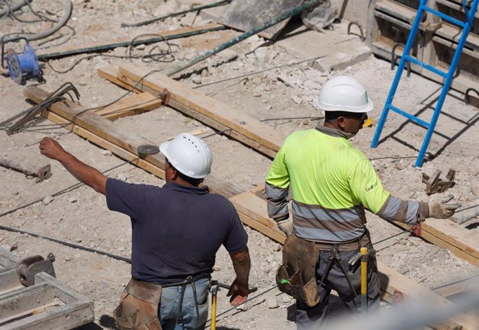 Archivo - Dos obreros durante la construcción de una obra, a 10 de mayo de 2023, en Madrid (España)
