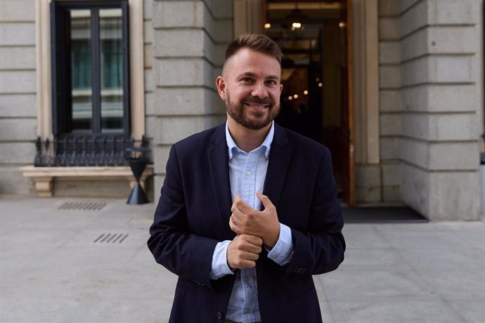 El diputado de Compromis Alberto Ibáñez ofrece declaraciones a los medios en el Congreso de los Diputados, a 24 de junio de 2025, en Madrid (España). 