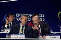 Weber anima a Feijóo a enseñarle la puerta de salida a un Sánchez "aislado" en Europa y "perdido en los escándalos"