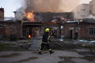 Archivo - April 18, 2025, Kharkiv, Kharkiv Oblast, Ukraine: Firefighters respond to a fire started by a Russian ballistic missile strike on the city of Kharkiv, Ukraine, April 18, 2025. The strikes, which occurred in quick succession on Good Friday, targe