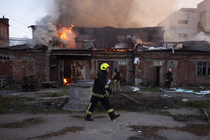 Archivo - Arquivo - 18 de abril de 2025, Kharkiv, Oblast de Kharkiv, Ucrânia: Bombeiros respondem a um incêndio iniciado por um ataque de míssil balístico russo na cidade de Kharkiv, Ucrânia, em 18 de abril de 2025. Os ataques, que ocorreram em rápida suc