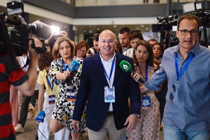 O deputado do PP e ex-porta-voz do PP no Congresso, Miguel Tellado, atende à imprensa durante o segundo dia do XXI Congresso Nacional do Partido Popular, em 5 de julho de 2025, em Madri (Espanha). Com o slogan 'Take a stand for E