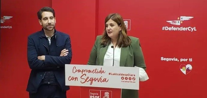 La candidata del PSOE a la Alcaldía y alcaldesa, Clara Martín, acompañada por el portavoz municipal del PSOE, Miguel Merino