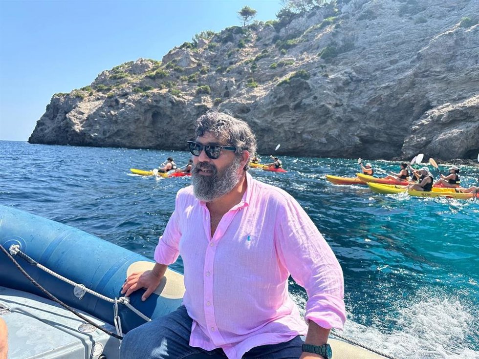 Bestard acompaña a un grupo de personas procedentes del Ayuntamiento de Marratxí en una salida en piragua en Alcúdia