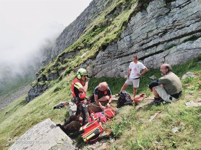 Rescatado en helicóptero un hombre tras caer 50 metros en la ruta entre Brañavieja y Pico Tres Mares