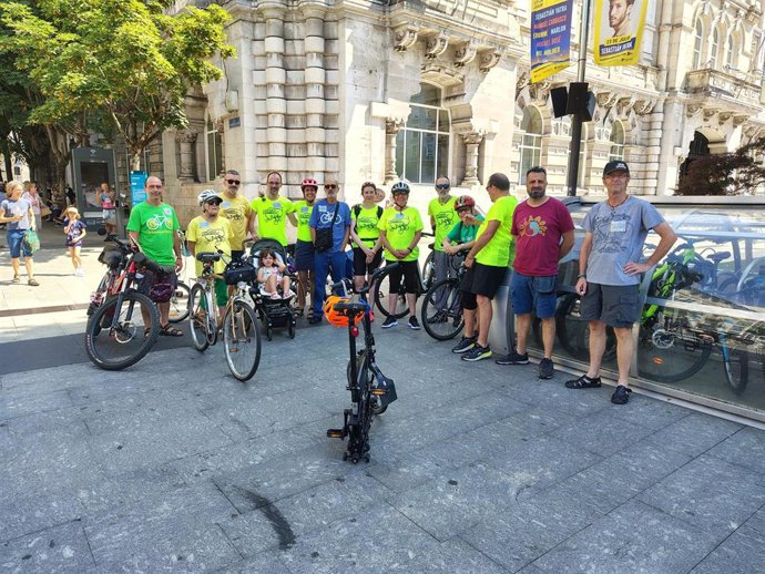 Una veintena de ciclistas recorren el centro de Santander para exigir una Zona de Bajas Emisiones "no fake"