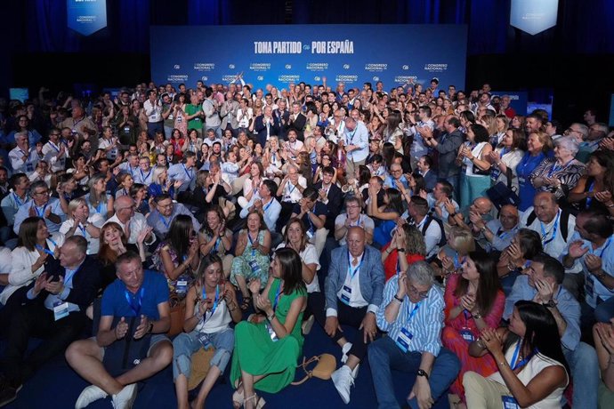 El líder del PP, Alberto Núñez Feijóo, posa con el PP gallego en el marco del XXI congreso nacional del PP.