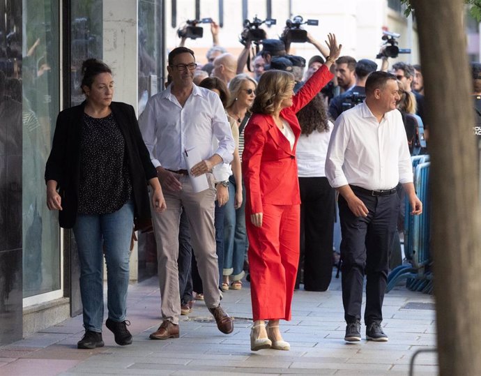 La ministra de Educación, Formación Profesional y Deportes y secretaria general del PSOE de Aragón, Pilar Alegría (2d), a su llegada a la reunión del Comité Federal del PSOE, en la sede federal del partido, a 5 de julio de 2025, en Madrid (España)