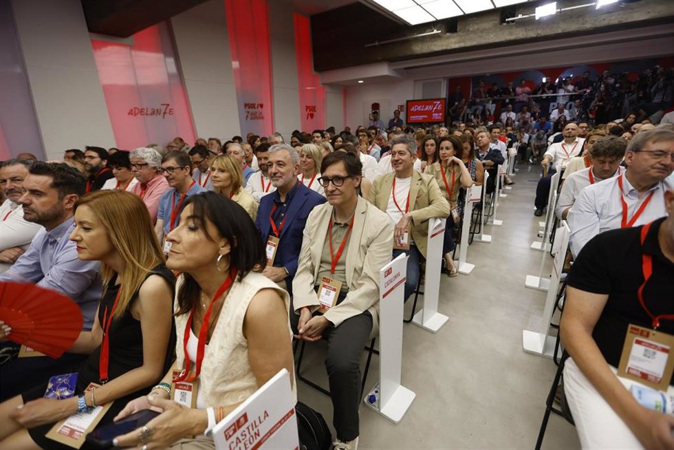 El alcalde de Barcelona, Jaume Collboni (2d), y el presidente de la Generalitat de Catalunya, Salvador Illa (d), durante la reunión del Comité Federal del PSOE, en la sede federal del partido, a 5 de julio de 2025, en Madrid (España). El Comité Federal 