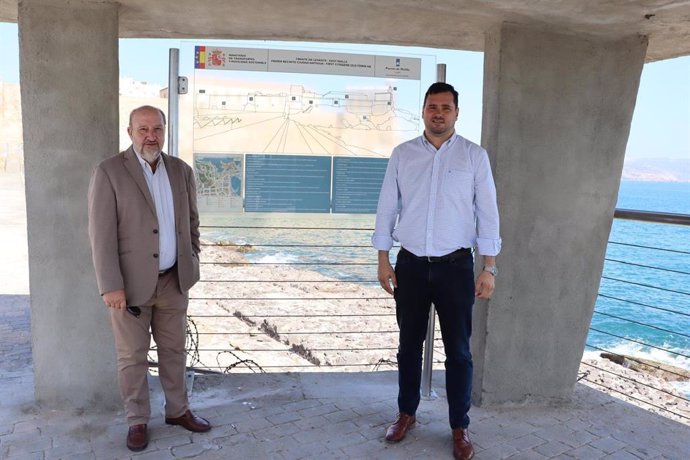 El presidente de la Autoridad Portuaria de Melilla, Manuel Ángel Quevedo (i), junto al director del puerto.