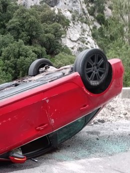 Un herido leve tras el vuelco de un coche en Cillorigo de Liébana