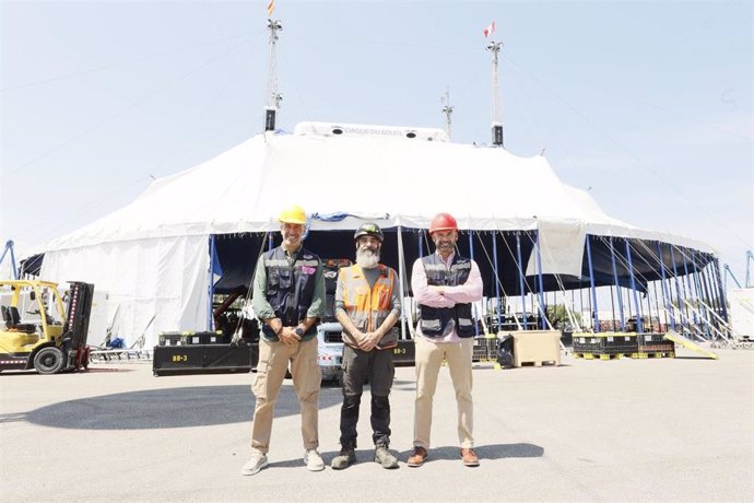 Txibu Gorbea, asistente del jefe de sonido del Cirque du Soleil; Oliver Suárez, presidente de Divertia; y Jesús Martínez Salvador, concejal de Festejos, en el levantamiento de la carpa