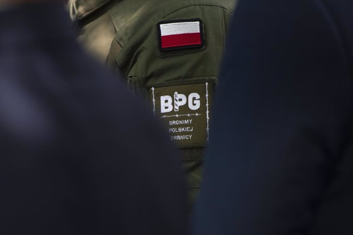 4 de julho de 2025, Varsóvia, voivodia da Masóvia, Polônia: O símbolo do movimento "Nós defendemos a fronteira polonesa" (Bronimy Polskiej Granicy) é visto no uniforme de um ativista durante o protesto contra imigrantes e contra a Alemanha. Do lado de for