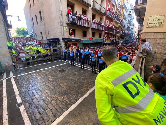 Un voluntario de DYA durante un encierro de una edición anterior de los Sanfermines.