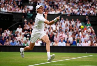 05 July 2025, United Kingdom, London: Italian tennis player Jannik Sinner in action against Spain's Pedro Martinez during their men's singles third round tennis match on day six of the 2025 Wimbledon Championships. Photo: Mike Egerton/PA Wire/dpa