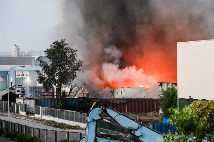 Incendio en una empresa de baterías de litio y de pilas, a 4 de junio de 2025, en Azuqueca de Henares, Guadalajara, Castilla-La Mancha (España). Un incendio declarado sobre las 19.00 horas de hoy en una empresa de baterías de litio y de pilas situado en e