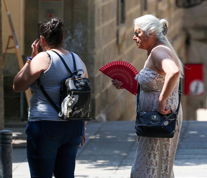 Una mujer se abanica durante la ola de calor, a 30 de junio de 2025, en Madrid (España)