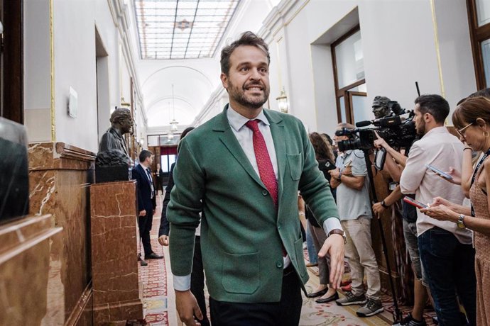 El diputado del PSOE, Juan Francisco Serrano, durante la celebración en el Congreso de los Diputados de una sesión plenaria, a 19 de junio de 2025, en Madrid (España).