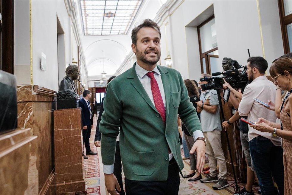 El diputado del PSOE, Juan Francisco Serrano, durante la celebración en el Congreso de los Diputados de una sesión plenaria, a 19 de junio de 2025, en Madrid (España).