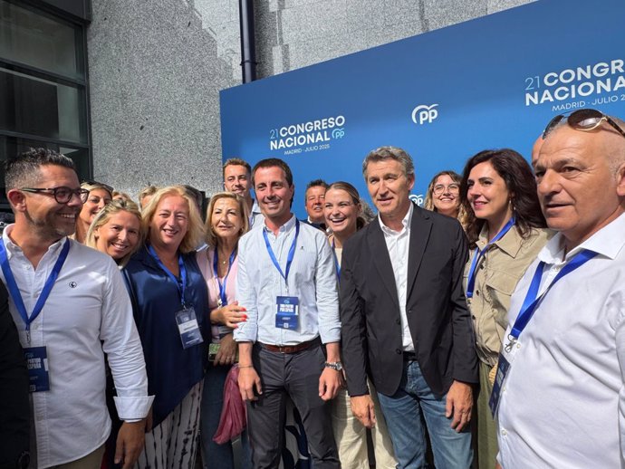  miembros de la delegación del PP Baleares en el XXI Congreso Nacional del Partido Popular junto al líder del PP, Alberto Núñez Feijóo