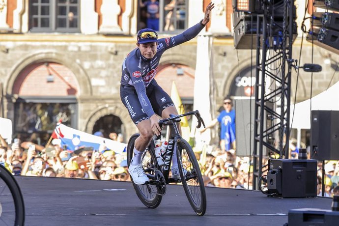 Jasper PHILIPSEN, Alpecin - Deceuninck, durante o Tour de France 2025, evento de ciclismo UCI WorldTour, apresentação das equipes em 3 de julho de 2025 em Lille, França - Foto Stefano Cavasino / DPPI