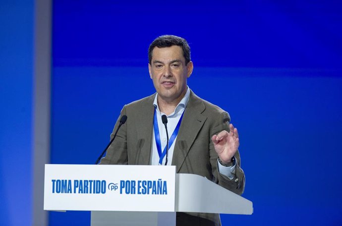 El presidente de la Junta de Andalucía, Juanma Moreno, interviene durante la segunda jornada del XXI Congreso Nacional del Partido Popular, a 5 de julio de 2025, en Madrid (España). 