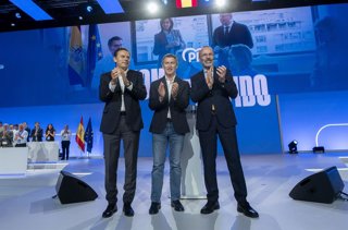 (I-D) El primer ministre de Portugal, Luís Montenegro, el president del PP, Alberto Núñez Feijóo, i el president del Partit Popular Europeu, Manfred Weber, durant la segona jornada del XXI Congrés Nacional del Partit Popular, a 5 de juliol de 2025, 