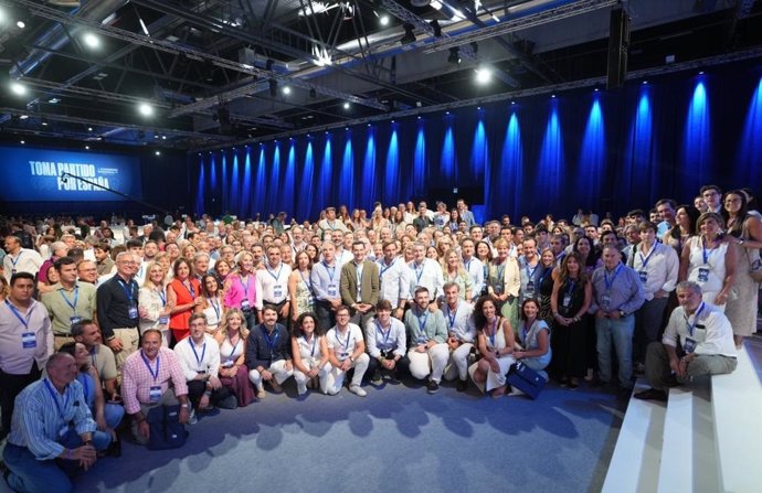 El presidente del PP-A, Juanma Moreno, posa junto a la delegación andaluza del PP-A en el Congreso nacional del PP.