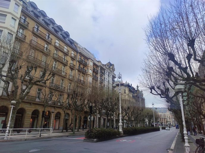 Archivo - Sol y nubes en San Sebastián