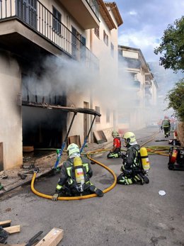 Bomberos de Mallorca trabaja en un incendio declarado en una carpintería de Sóller