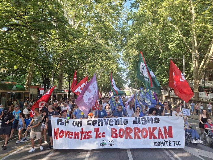 Manifestación convocada por el comité de empresa de TCC para reclamar un "convenio digno" en el servicio de transporte urbano comarcal.