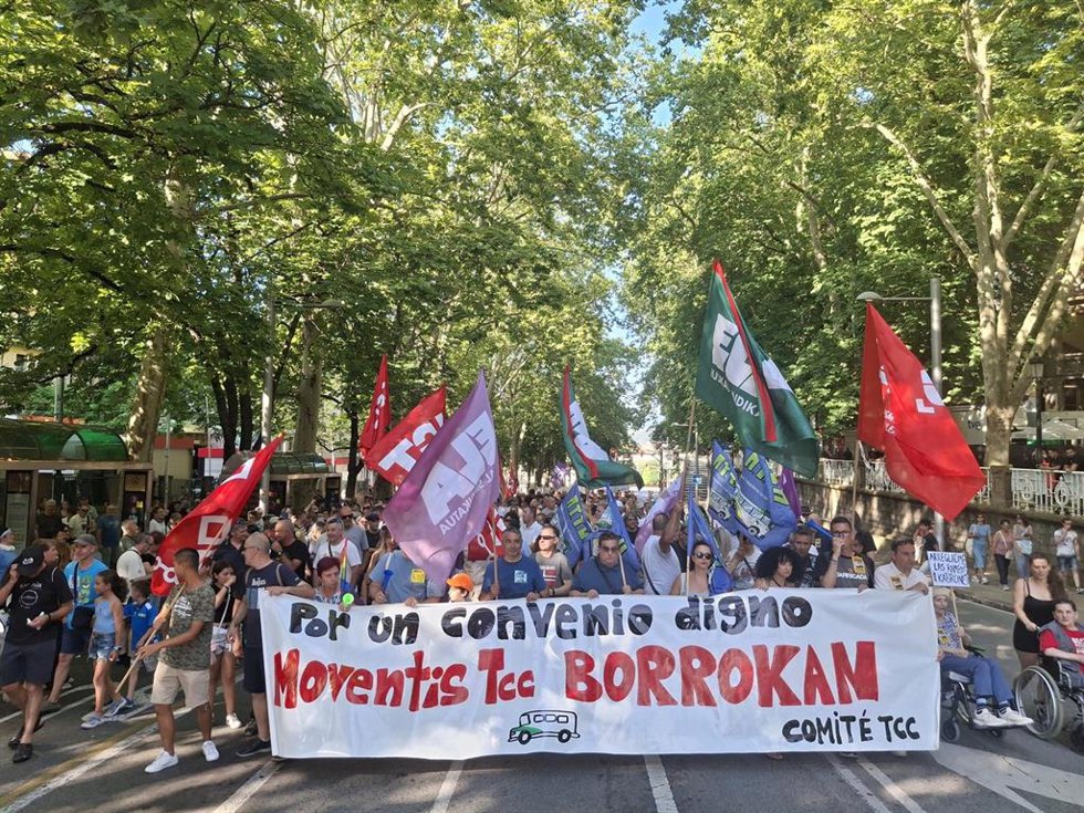Manifestación convocada por el comité de empresa de TCC para reclamar un "convenio digno" en el servicio de transporte urbano comarcal.