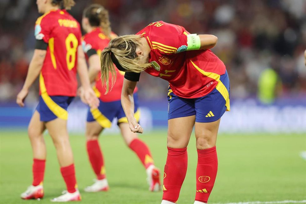 Alexia Putellas realiza una reverencia tras marcar el 3-0 ante Portugal en la Eurocopa de Suiza de 2025
