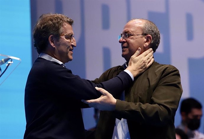 Archivo - El presidente del PP, Alberto Núñez Feijóo, y el expresidente de la Junta de Extremadura José Antonio Monago se saludan en un acto celebrado en Mérida. Imagen de archivo