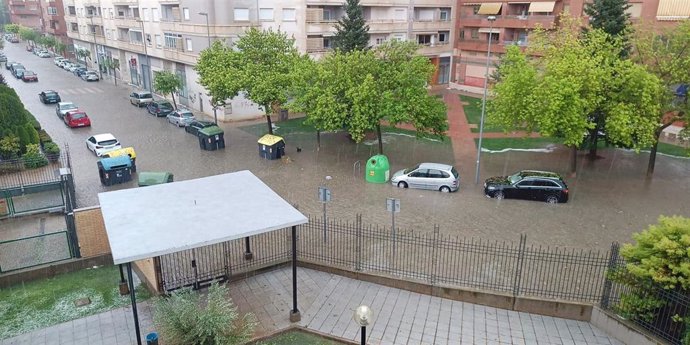 La tromba de agua y granizo ha descargado con fuerza en Teruel a primera hora de la tarde de este sábado.