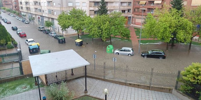 La tromba de agua y granizo ha descargado con fuerza en Teruel a primera hora de la tarde de este sábado.