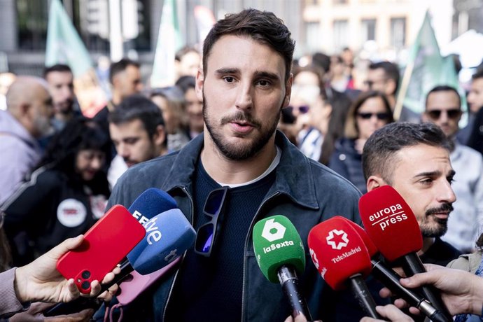 Archivo - El diputado del PSOE  Víctor Gutiérrez, atiende a los medios de comunicación durante la tercera Marcha Positiva en octubre