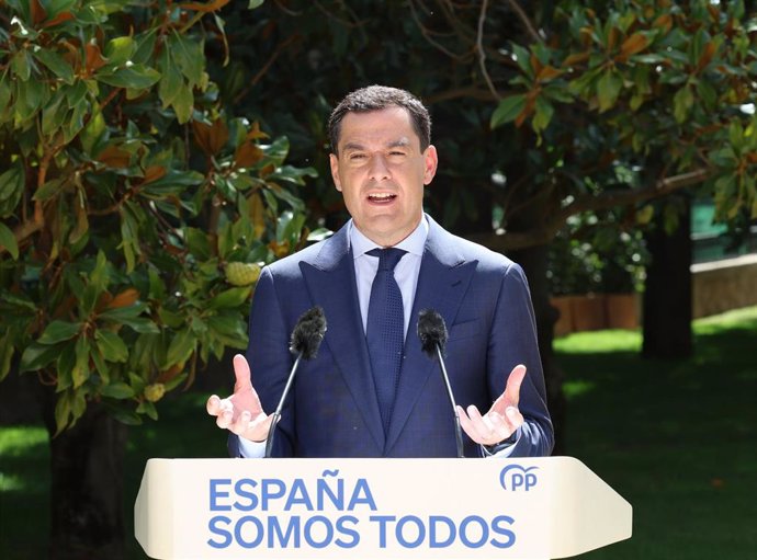 Archivo - El presidente de la Junta de Andalucía, Juanma Moreno, durante una rueda de prensa posterior a la reunión con los barones del PP y el presidente del PP, en el Palacio de los Duques de Pastrana, a 6 de septiembre de 2024, en Madrid (España). 