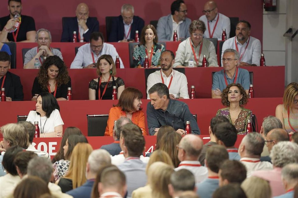  La nueva secretaria de Organización del PSOE, Rebeca Torró, la presidenta del PSOE, Cristina Narbona, el secretario general del PSOE y presidente del Gobierno, Pedro Sánchez, en el Comité Federal del PSOE.