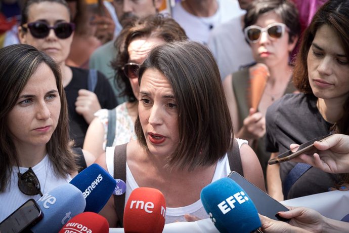 La eurodiputada de Podemos Irene Montero atiende a los medios de comunicación durante la II Marcha Republicana, a 15 de junio de 2025, en Madrid (España). La manifestación, convocada bajo el lema ‘Hasta que se vayan’, busca movilizar a la ciudadanía contr