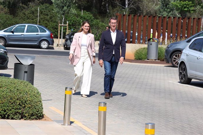 Archivo - El presidente del Partido Popular, Alberto Núñez Feijóo, y la presidenta del PP de las Islas Baleares, Marga Prohens. Archivo.