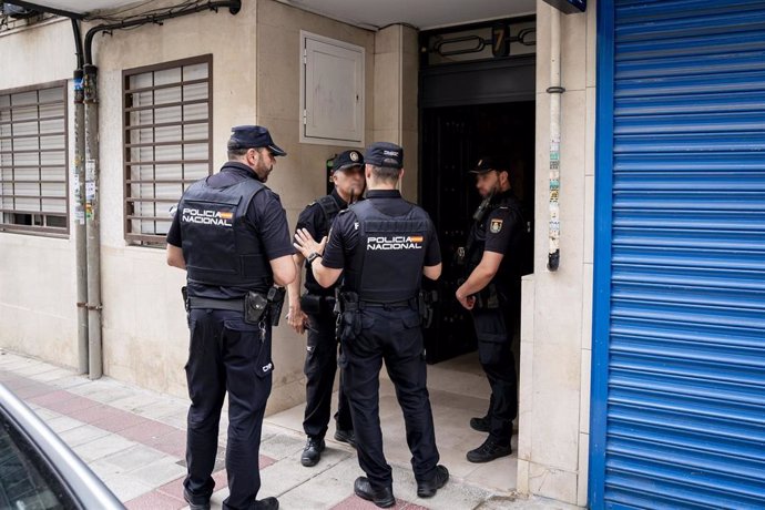Agentes de la Policía Nacional frente a un edificio, a 24 de junio de 2025, en Getafe, Madrid (España).
